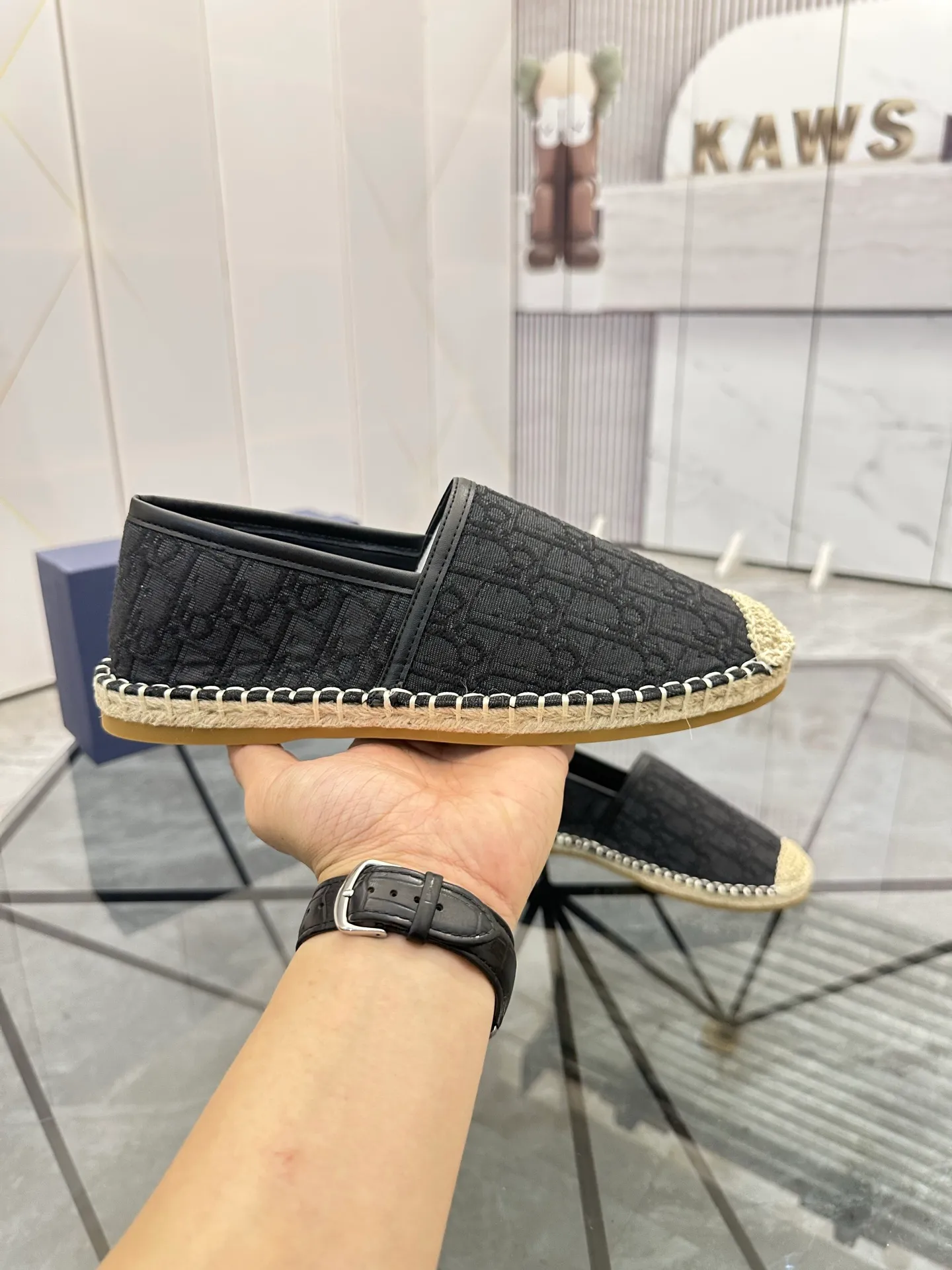 Men's shoes for sale 💰: 💰P400¥ Product trademark: Dior* "Dior*" low-top fisherman's shoes Regular size: 38-44 (can be customized to 37.45) Product materials: imported cowhide leather upper spliced ​​with original fabric, sheepskin lining, original outsole. Number: 1023
